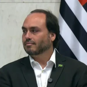 Carlos Bolsonaro ameaça listar membros do PL que “não apoiam” Flávio