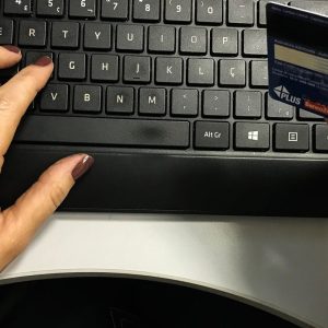 Juros do cartão de crédito pesam mais para famílias em fevereiro