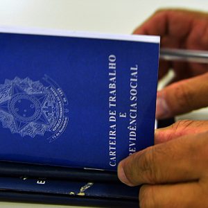 Pesquisa revela que brasileiro prefere emprego com carteira assinada