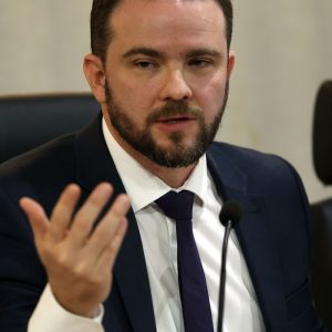 Governo eleva imposto do cigarro para bancar querosene e biodiesel