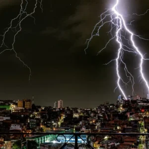 Chuvas deixam Salvador em alerta e carro acaba “engolido” por cratera