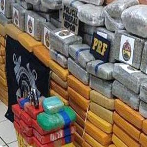 Operação prende dupla com 140kg de drogas e arma em embarcação | Polícia