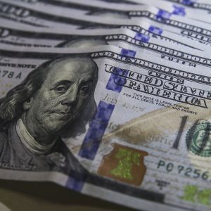 Dólar cai para R$ 4,95 e fecha no menor valor em dois anos