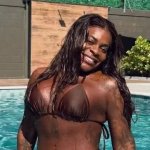 Jojo Todynho posa de biquíni ao curtir dia de sol na piscina