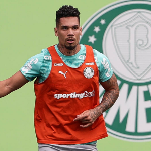 Paulinho volta a ser relacionado e pode atuar pelo Palmeiras após 302 dias