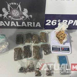 Cavalaria estoura ponto do tráfico e prende dupla ligada a facção em Nova Mutum