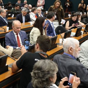 Pedido de vista adia votação da PEC do fim da 6×1 na CCJ da Câmara