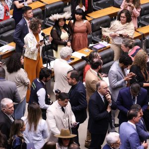 Câmara vota para derrubar veto ao PL da Dosimetria; falta o Senado