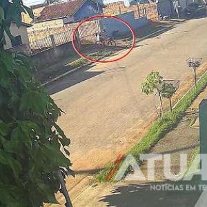 Invasor dorme em casa, furta objetos e foge de bicicleta rosa em Nova Mutum; Veja vídeo