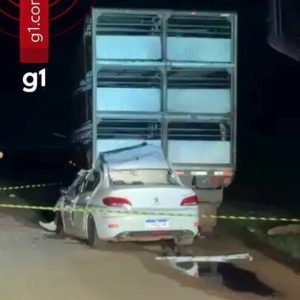 Carro fica preso em carreta após batida e motorista morre na MT-235