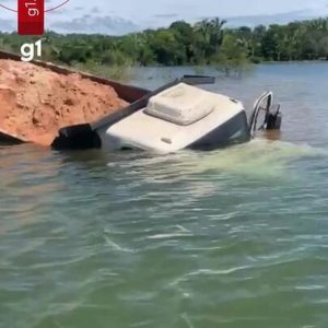 Vídeo: motorista perde freio de caminhão e cai no Lago do Manso em MT