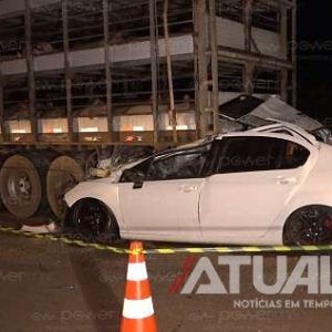 Carro fica preso sob carreta com suínos e motorista morre em Nova Mutum/MT