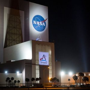 Astronauta da Artemis II enfrenta bug no Outlook a caminho da Lua