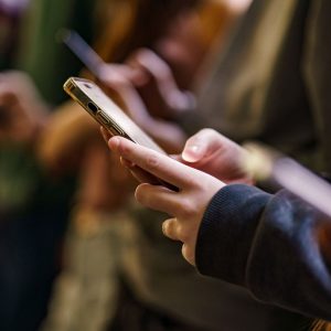 Mais um país europeu decide banir redes sociais para menores de 15 anos