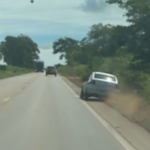 Vídeo: carro capota após zigue-zague e motorista morre em Rondonópolis