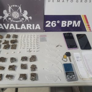 PM estoura boca de fumo perto de escola em MT e apreende drogas