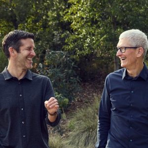 Apple anuncia que Tim Cook deixará cargo de CEO; conheça novo executivo
