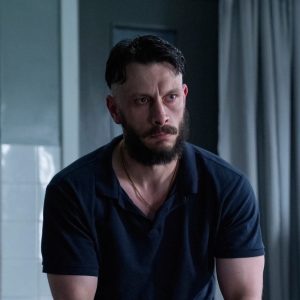 Crítica: Pela Metade marca retorno do criador de Bebê Rena em série brutal da HBO