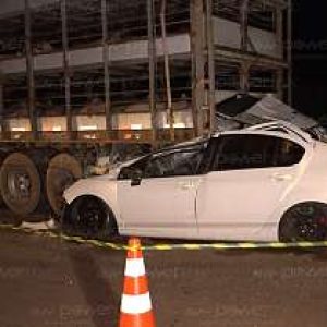 Carro fica preso sob carreta com suínos e motorista morre em Nova Mutum/MT | Power Mix