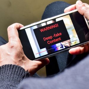 Influencer é investigado por fazer deepfakes sensualizando mulheres em igrejas