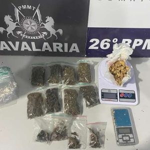 PM descobre casa do tráfico após suspeito jogar droga na rua em Nova Mutum; veja vídeo
