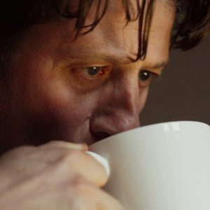 Ator de Gotham e The O.C. luta contra criptomoedas em novo documentário: “São bastante estúpidas”