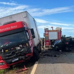 Motorista morre em grave acidente após bater em carreta e caminhão em Primavera do Leste; veja vídeo