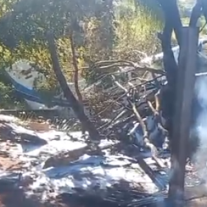 Avião com milhões de dólares e reais é saqueado após cair no Paraguai