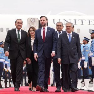 Sem acordo de paz entre EUA e Irã, Trump promete fechar Ormuz