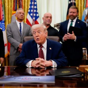 Trump assina ordem para acelerar pesquisas e acesso experimental a psicodélicos nos EUA