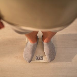 Homens com obesidade podem 'transmitir' problemas para os filhos; entenda mecanismo