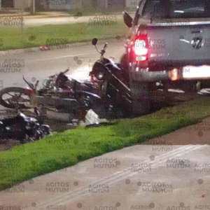 Caminhonete passa por cima de motos, bate em carro estacionado e foge em Nova Mutum/MT