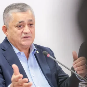 Guimarães encontra Lula fora da agenda e fala em “vitória” de Messias