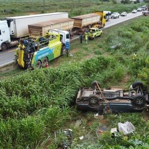 Mulher morre após caminhonete colidir com caminhão na BR-163