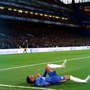 Estêvão saiu lesionado ainda no primeiro tempo em jogo do Chelsea e virou preoc…