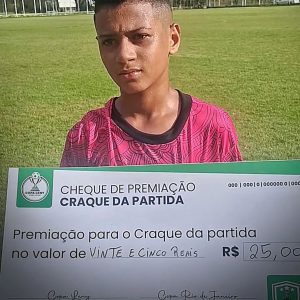 Copa Leny, torneio de base no RJ, premia o craque do jogo com 25 reais.
