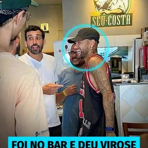 SÁBADO: Neymar foi no boteco enquanto o Santos enfrentava o Bahia.

Ele estava p…