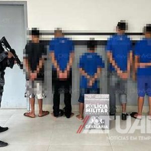 Alunos são detidos pela Cavalaria suspeitos de tráfico de drogas em frente à Prefeitura de Nova Mutum/MT; Veja vídeo