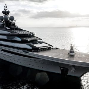 Como é o superiate ligado a oligarca russo que conseguiu cruzar o Estreito de Ormuz