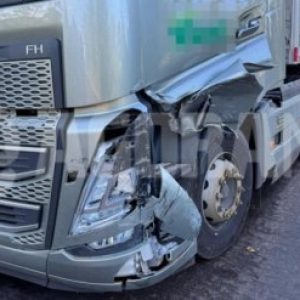 Motorista invade pista, bate em caminhão e motociclista se envolve em acidente na BR-364