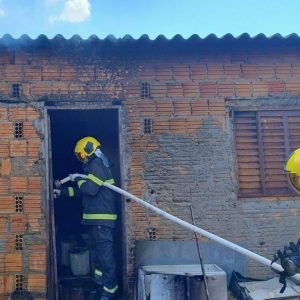 Corpo de Bombeiros extingue incêndio em residência em Primavera do Leste