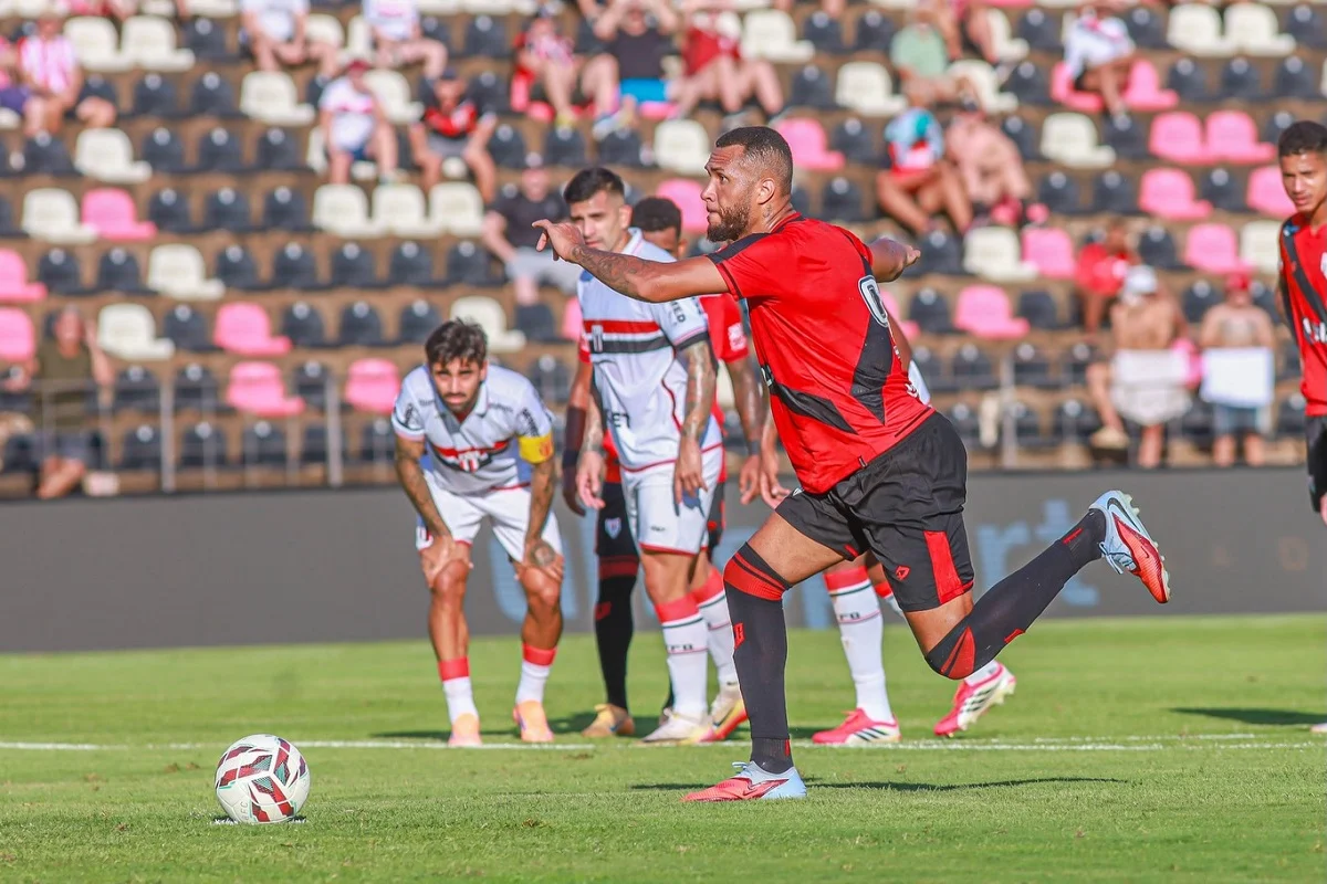 Athletico-PR x Atlético-GO: onde assistir, escalações e tudo sobre o duelo na Copa do Brasil. Imagem: @clebervalerafotos