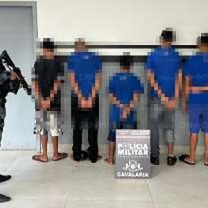 Alunos são detidos pela Cavalaria suspeitos de tráfico de drogas em frente à Prefeitura de Nova Mutum/MT; Veja vídeo | Power Mix