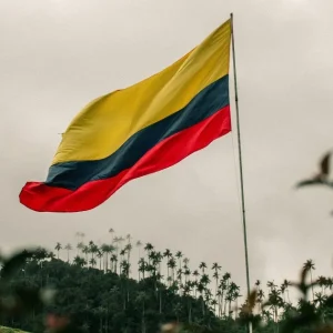 Colômbia revoga tarifas de 100% sobre produtos do Equador
