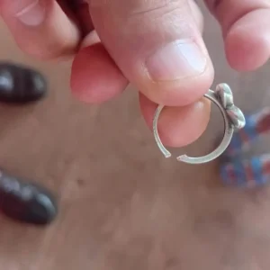 Bombeiros utilizam equipamento especial para remover anel preso em dedo de criança em Confresa