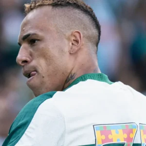 Com falha de Lyanco, Coritiba vence Atlético-MG no Campeonato Brasileiro
