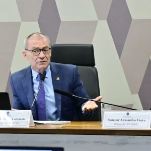 Com ausência de Castro, CPI do Crime Organizado lê relatório final hoje