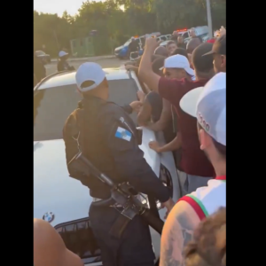 Organizada do Fluminense protesta e entra no CT para conversa com elenco