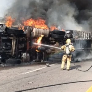 Vídeo: caminhão capota, pega fogo e fecha BR-381 na Grande BH