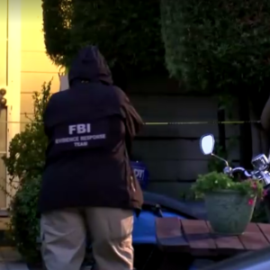 FBI revista casa de suspeito de tiroteio durante jantar com Trump